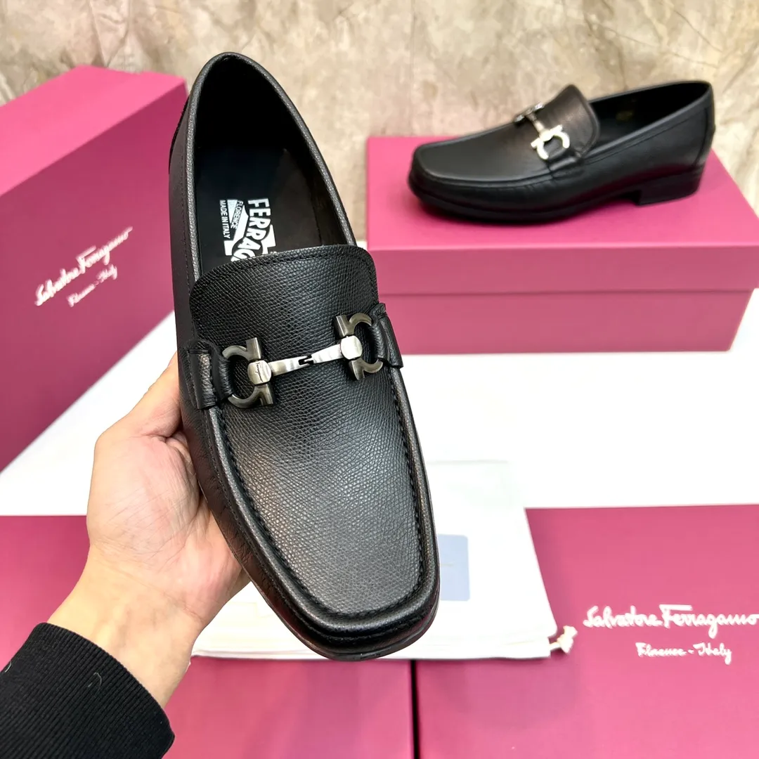 Original quality P780 Brand: Ferragamo Standard size: Men's size 39–44 (38.45 can be customized) Grade: Same style as the official website High-quality men's shoes Material: Customized first-layer calfskin with water-dyed cowhide lining Cowhide tiptoe Original non-slip and wear-resistant rubber outsole Style category: Men's formal business leather shoes are young and fashionable European and American trends British style Casual matching and comfortable feet Color: actual picture